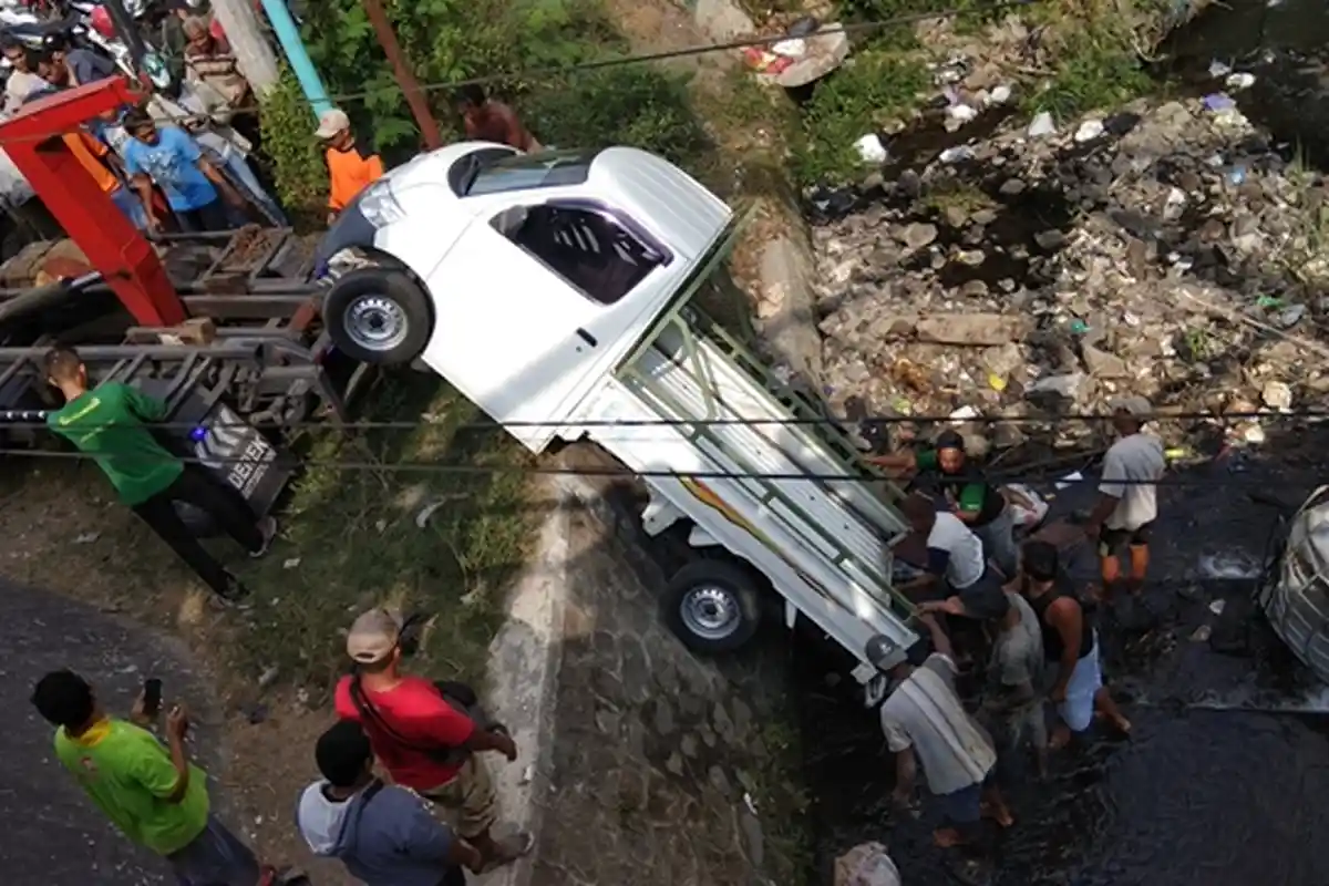 Satu Mobil Pickup Terperosok dan Terguling di Tepian Sungai Winongo Bantul