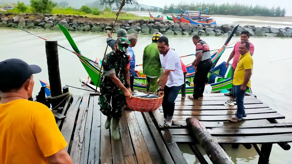 Babinsa Meunasah Keudee Aceh Besar Bantu Nelayan