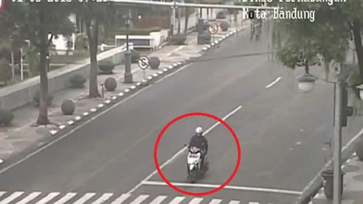 Terekam Kamera CCTV, Sikap Pengendara Motor di Bandung Ini Jadi Perbincangan Warganet