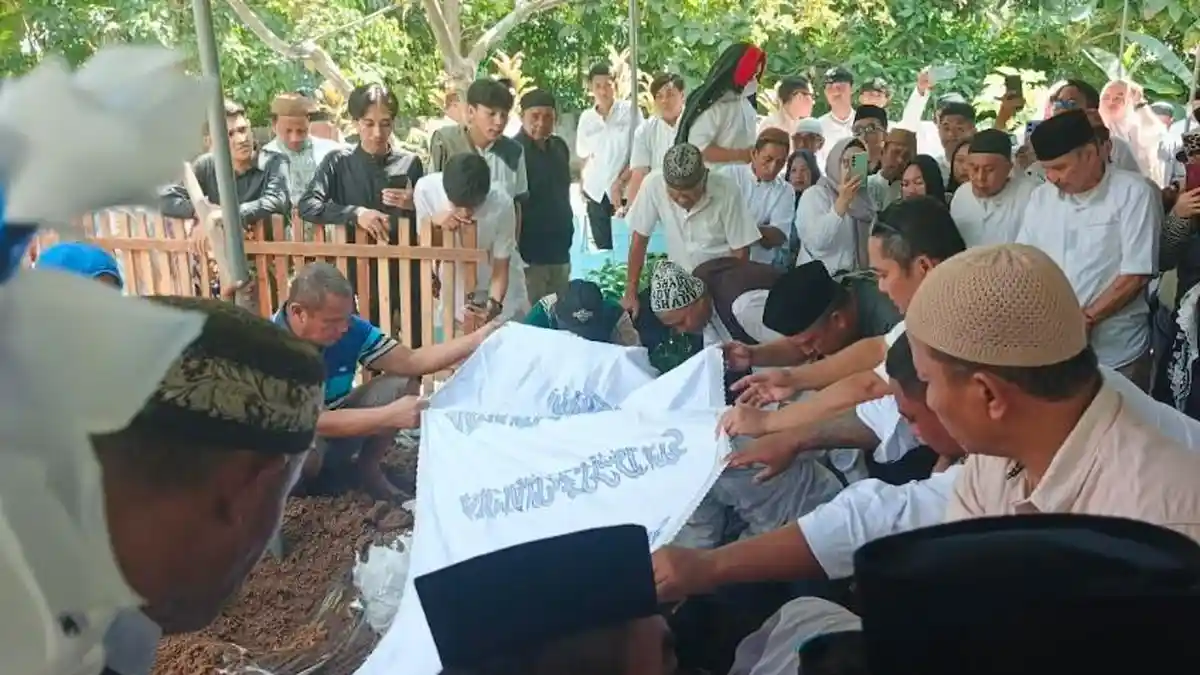 Tumpah Ruah! Ratusan Warga Gorontalo Iringi Pemakaman Hardi Sidiki di Suwawa Bone Bolango