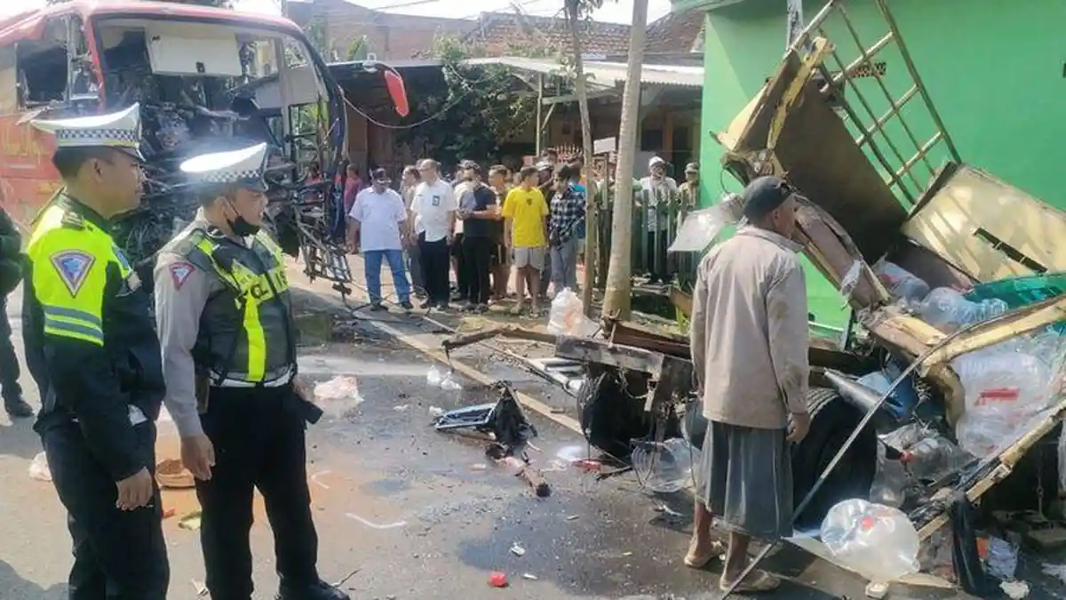 Bus Pariwisata Tabrak 3 Kendaraan Lain dan Rumah, 1 Orang Meninggal