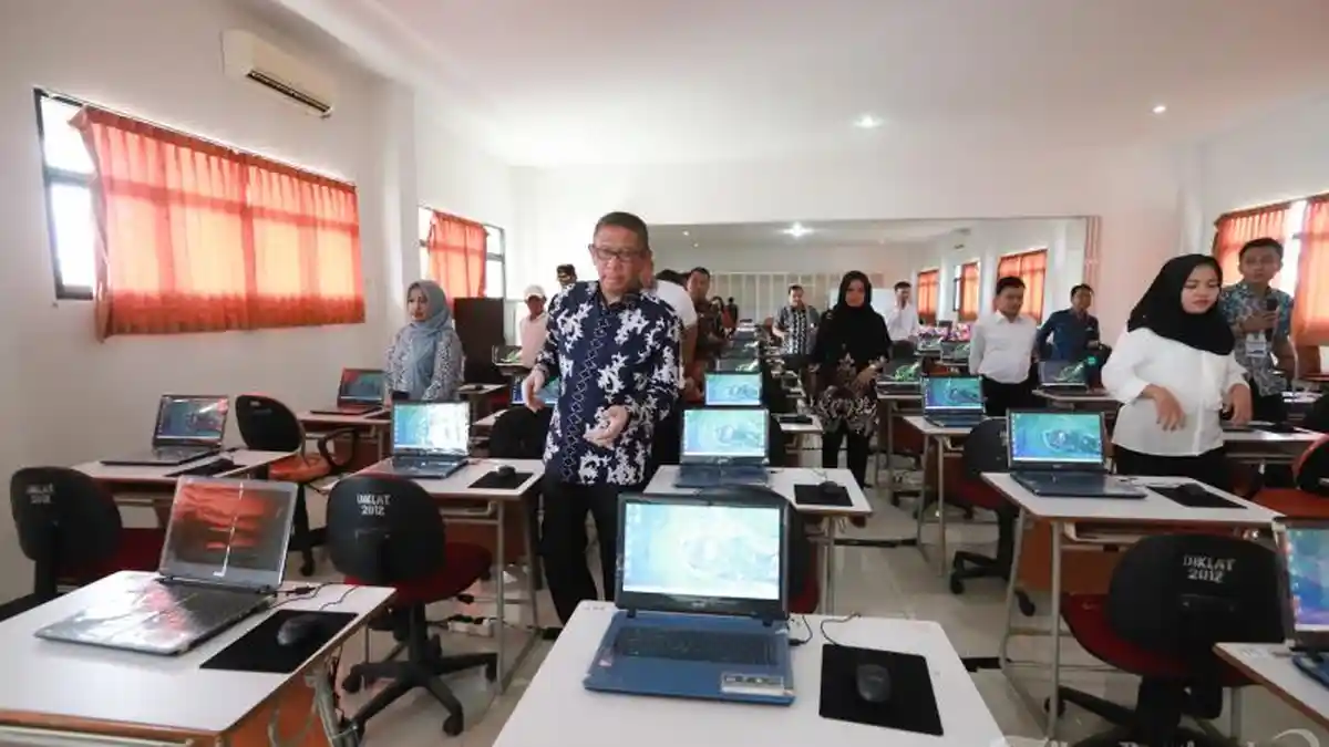 FOTO: Sutarmidji Tinjau Ruangan Computer Assisted Test (CAT) CPNS Pemerintah Provinsi Kalbar - skd-pontianak3.jpg
