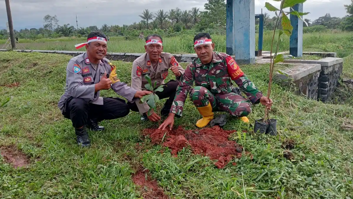Dukung Program Kapolri, Polisi Gendeng TNI Tanam 50 Pohon di Toili Banggai
