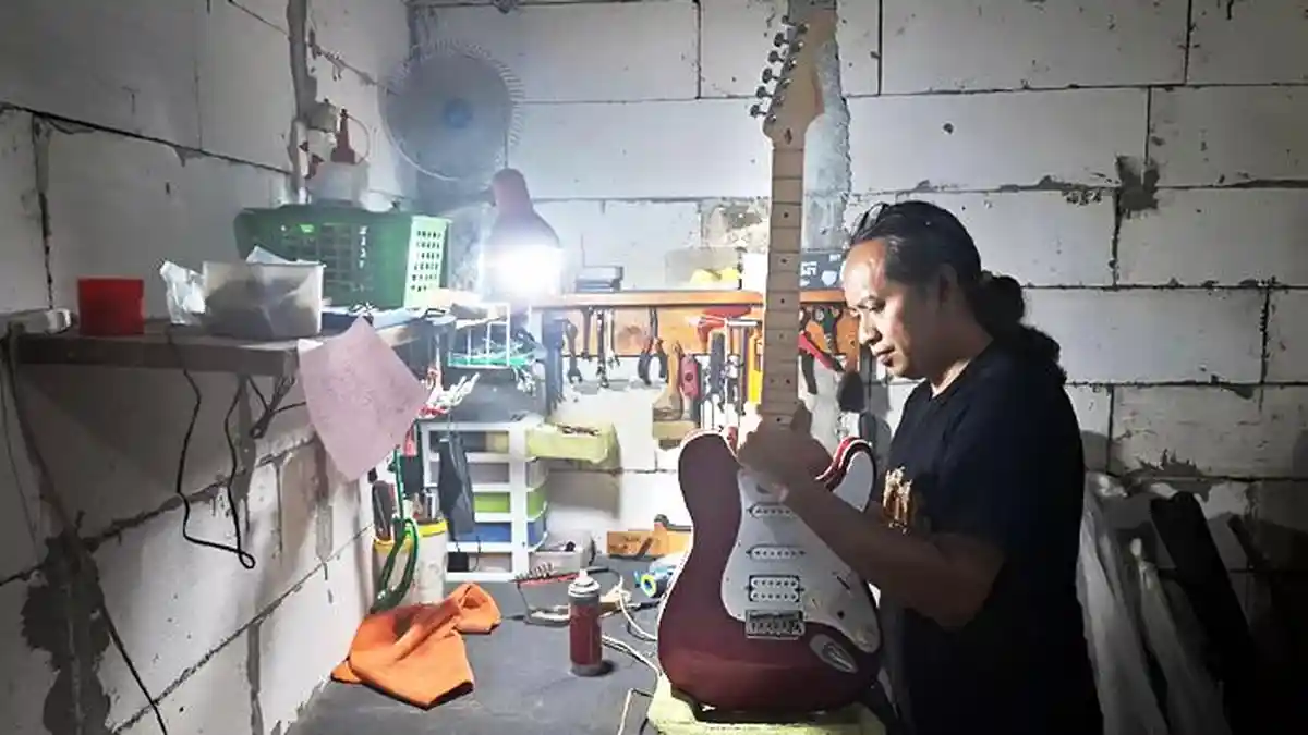 Karya Perajin Gitar Asal Madiun Tembus Pasar Internasional, 1 Dekade Lebih Tekuni Profesi Luthier