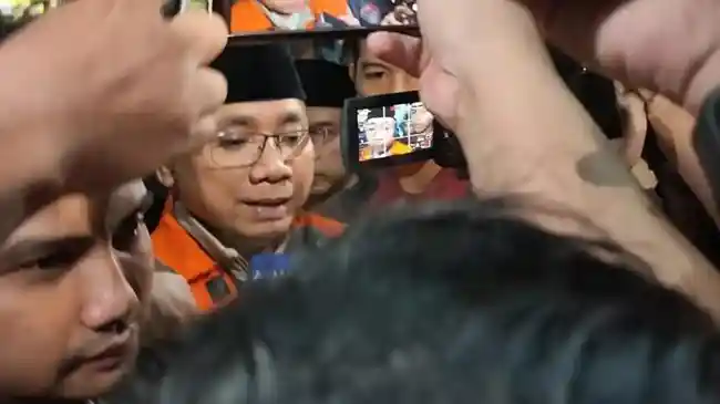 Gus-Yaqut-dirubung-wartawan-saat-ditahan-KPK-Kamis-12-Maret-2026.jpg
