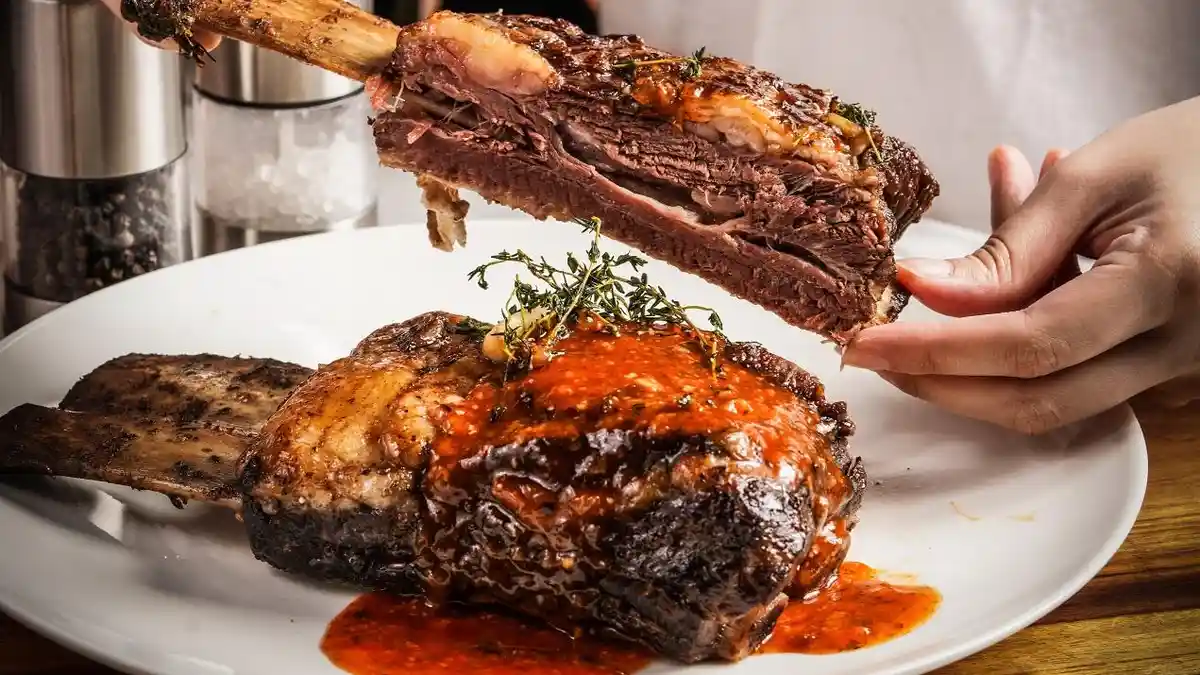 Sambut Natal-Tahun Baru, Resto Ini Sajikan Steak Wagyu Tomahawk Berlapis Emas 24 Karat