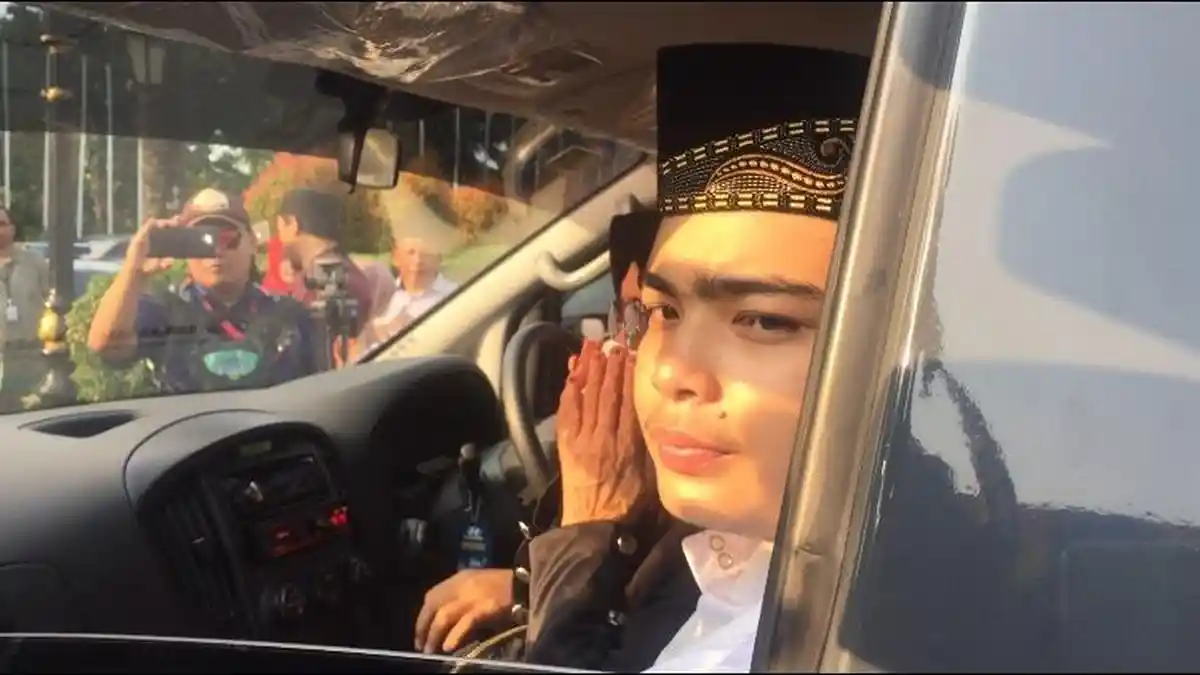 Di Mobil Jenazah Anak Almarhum Ustaz Arifin Ilham Tampak Tegar