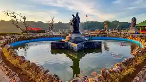 Ornamen-patung-dan-kolam-di-Bukit-Dewa-Dewi-Wonogiri.jpg