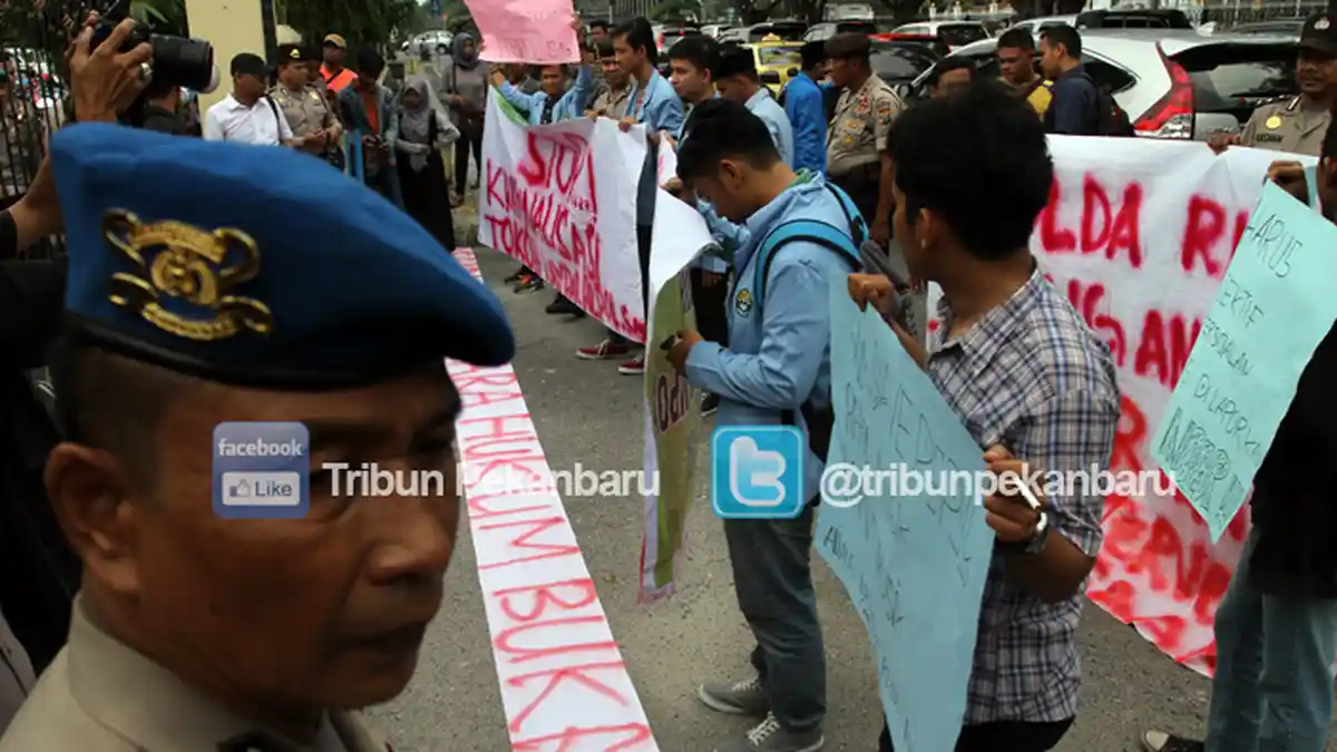 FOTO: Massa Ampuh Kampar Minta Polda Riau Usut Jefri Noer - ampuh-kampar-unjuk-rasa-polda-riau-kasus-korupsi-jefri-noer-3-24022016_20160224_163727.jpg
