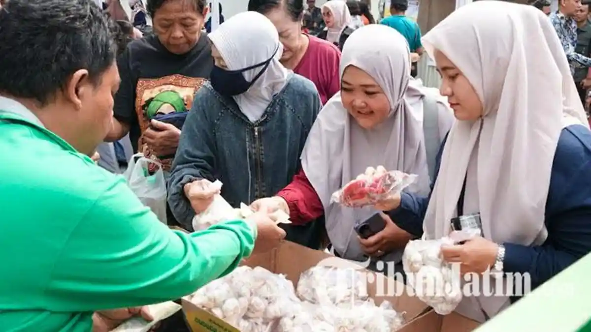 Warga Kediri Ramai-ramai Menyerbu Operasi Pasar Murni, Harga Lebih Murah Jadi Daya Tarik