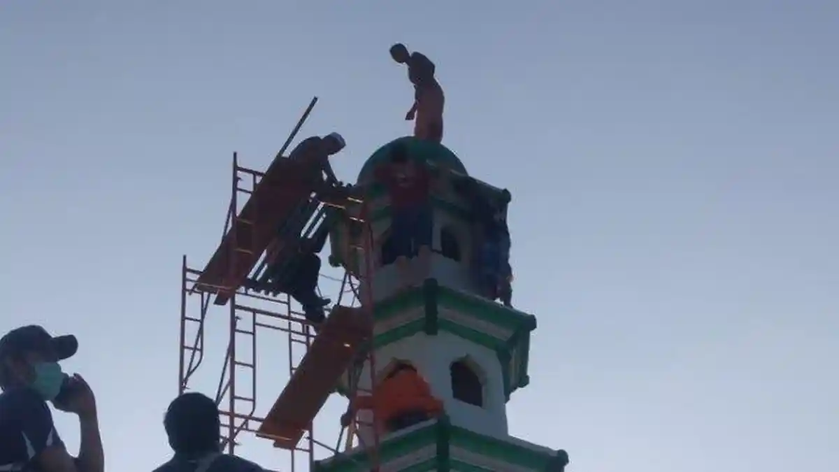 VIRAL Pria Nekat Naiki Menara Masjid dan Berniat Bunuh Diri, Akhirnya Lompat Setelah Dibujuk