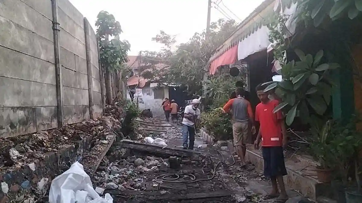 Tembok Pembatas Rumah Sakit dengan Pemukiman Warga di Cilodong Depok Roboh, Satu Orang Kritis