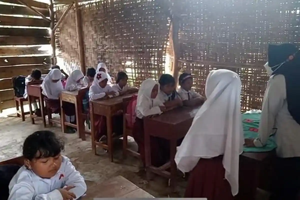 Kondisi Memprihatinkan SDN Handuyang Ratu Lampung Utara, Guru Tunggu Giliran Mengajar di Bawah Pohon