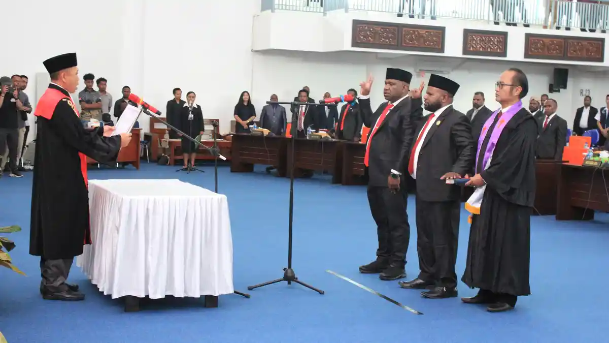 Son Bahabol dan Minggituk Kobak Dilantik sebagai Pimpinan DPR Kabupaten Yahukimo