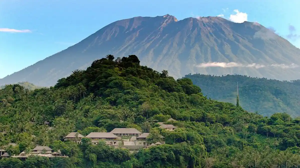 Gunung Agung Segera Meletus, Binatang-binatang Menakutkan Ini Berhamburan ke Pemukiman