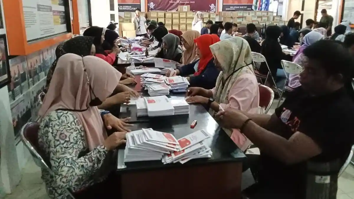 KPU Tidore Libatkan 90 Pekerja untuk Sortir dan Lipat Surat Suara Pemilu 2024