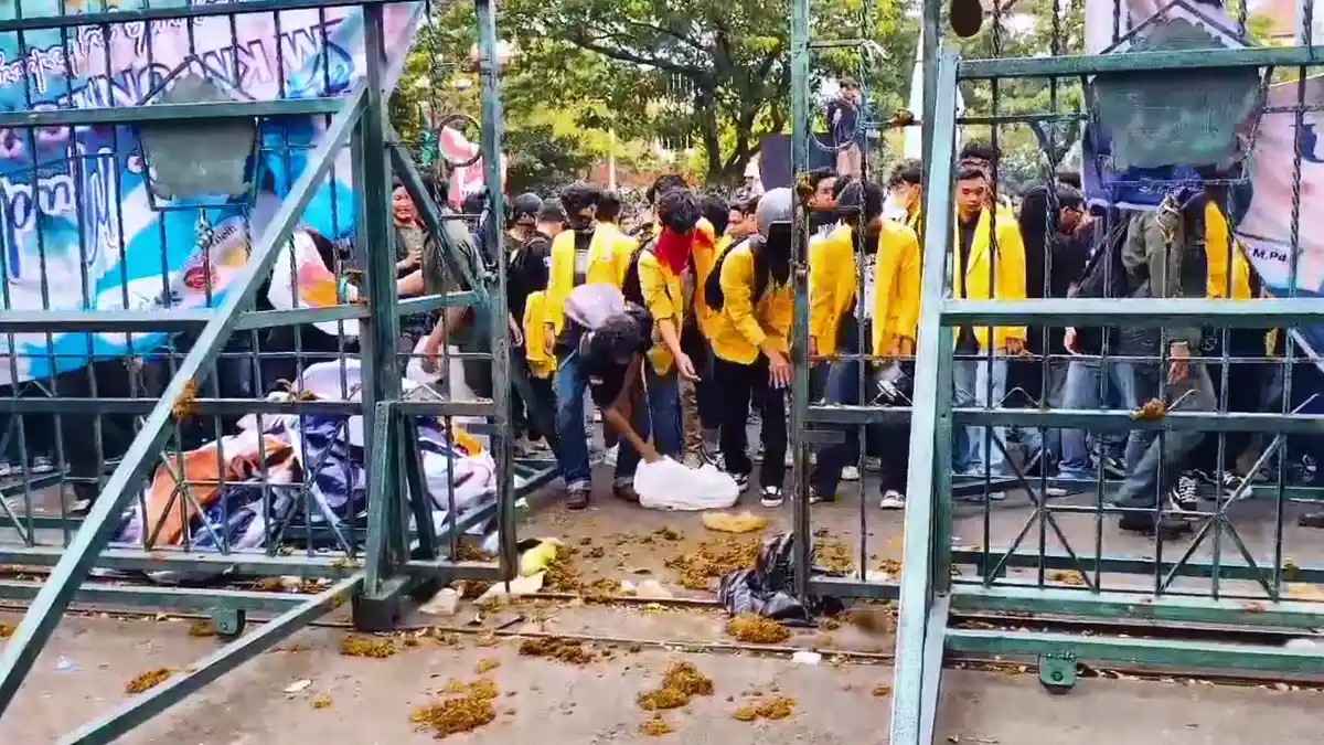 Demo Ribuan Mahasiswa di Kantor DPRD Jateng Memanas, Lempar Kotoran Sapi ke Gerbang