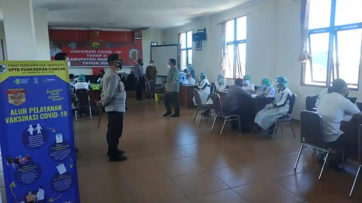 Ratusan Anggota Polisi dan Brimob di Manggarai Disuntik Vaksin Covid-19
