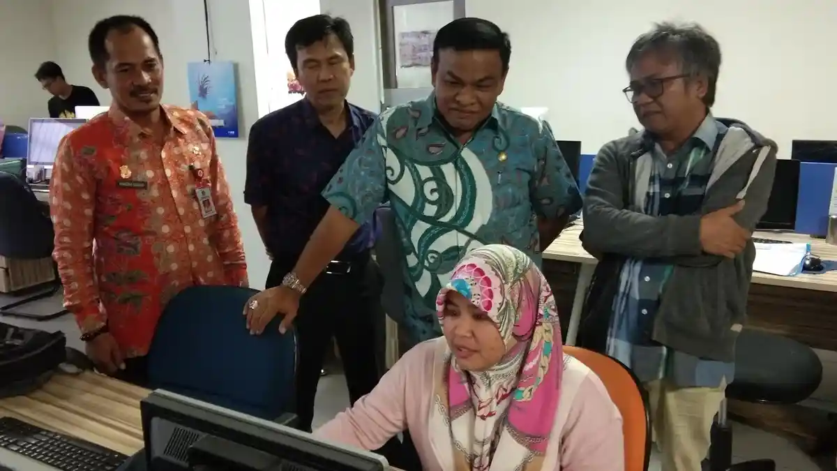 Bupati Bone Andi Fahsar M Padjalangi Berkunjung ke Tribun Timur