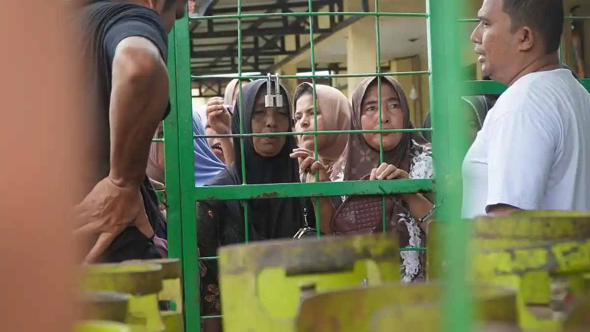 Gas Langka, Ibu-Ibu Di Calang Berebut Antrian LPG 3 Kg