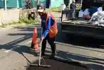 Pekerja-menambal-jalan-berlubang-di-wilayah-Kelurahan-Blitar-Kecamatan-Sukorejo-Kota-Blitar.jpg
