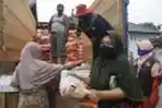 Pandemi Covid-19 Warga di Aceh Terima Bantuan Beras 
