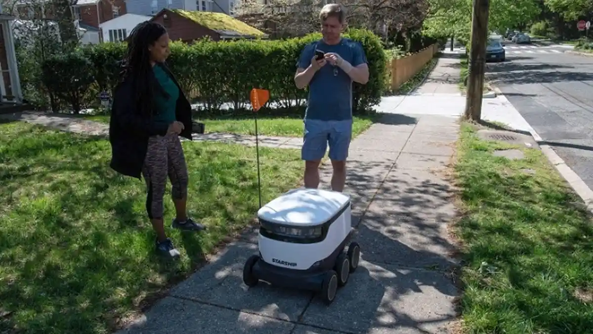 Dampak Lockdown, Robot Jadi Pengantar Makanan