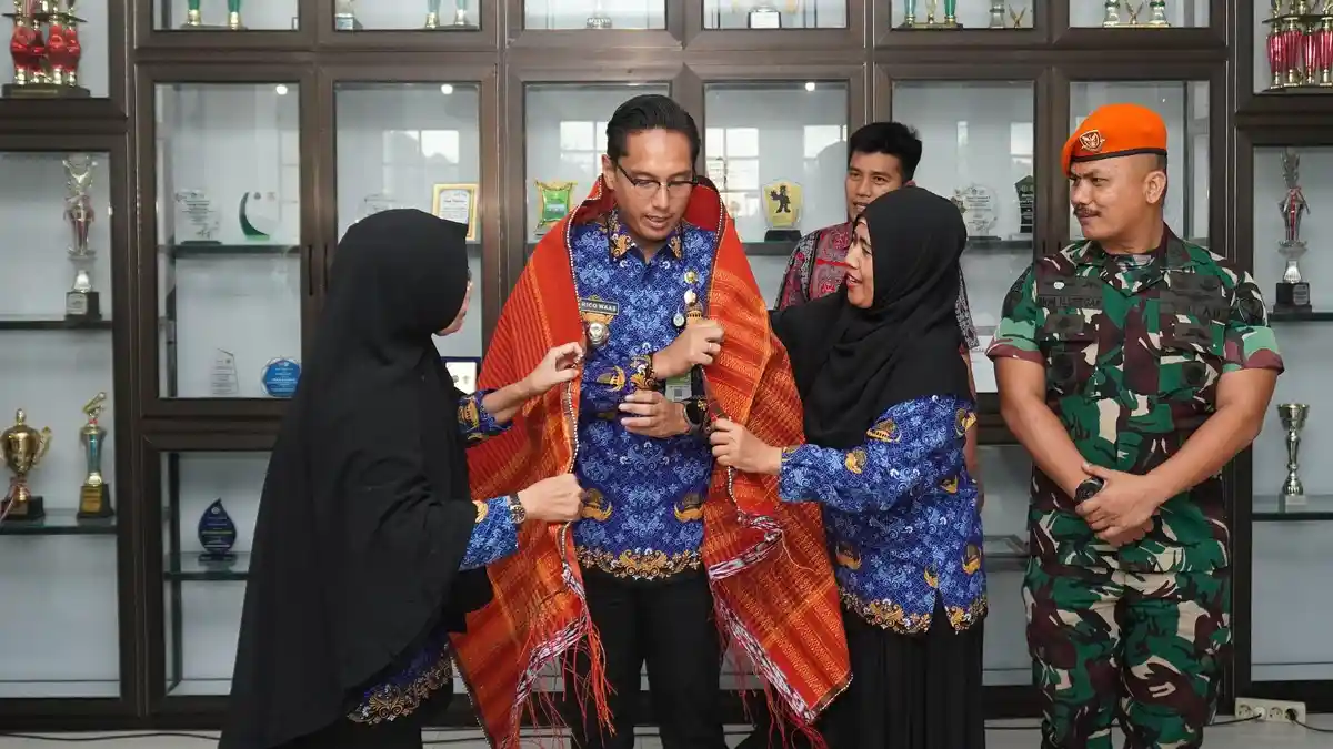 Jadi Wali Kota Medan, Rico Tak Lupakan Gurunya, Diulosi hingga Dielus Guru di SMA Negeri 2 Medan
