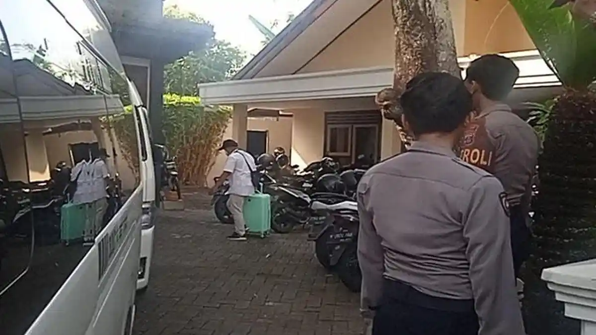 Lebih Empat Jam Mengobok-Obok Kantor Kontraktor Jember, KPK Bawa Dua Koper Berisi Berkas 