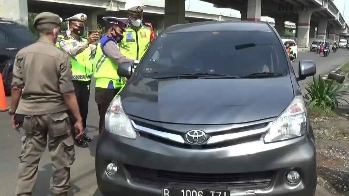 Hari Perdana Larangan Mudik, Petugas Cuma Sosialisasi di Check Point Kalimalang, Duren Sawit