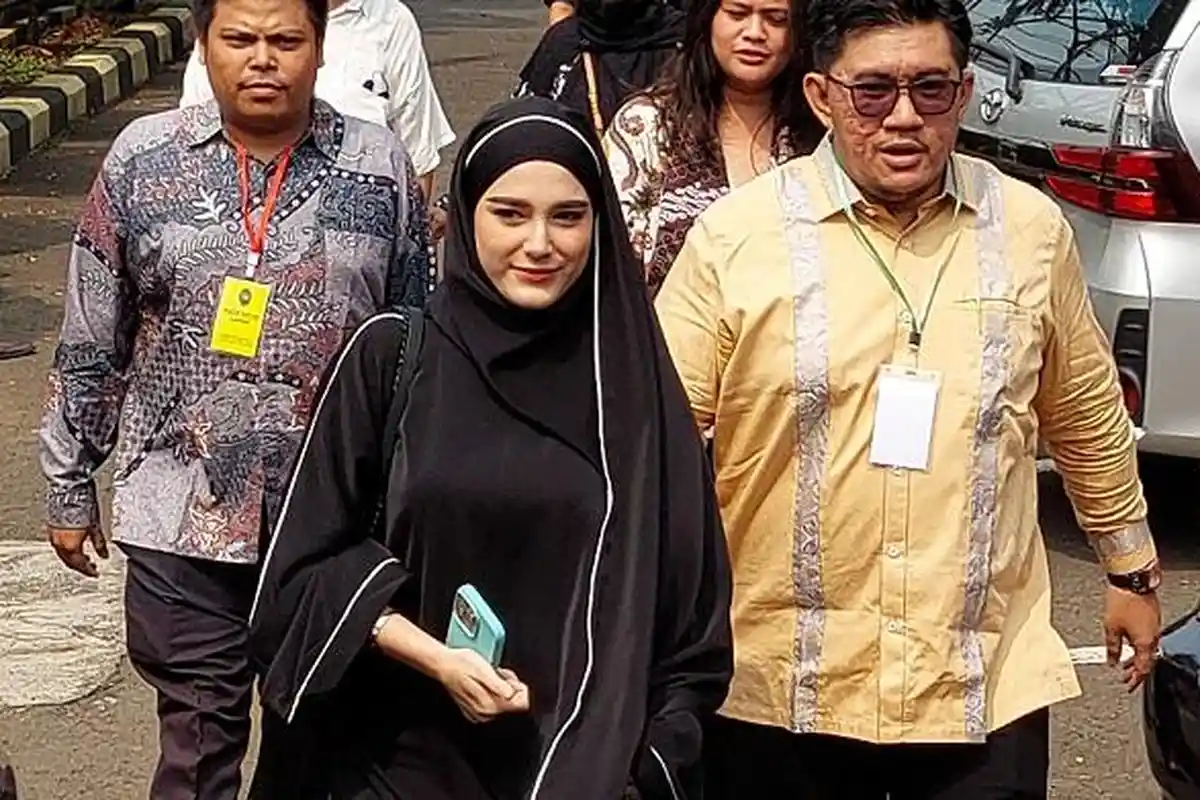 Jelang Sidang Perdana Perceraian dengan Aditya Zoni, Yasmine Ow Tebar Senyum di PN Cibinong