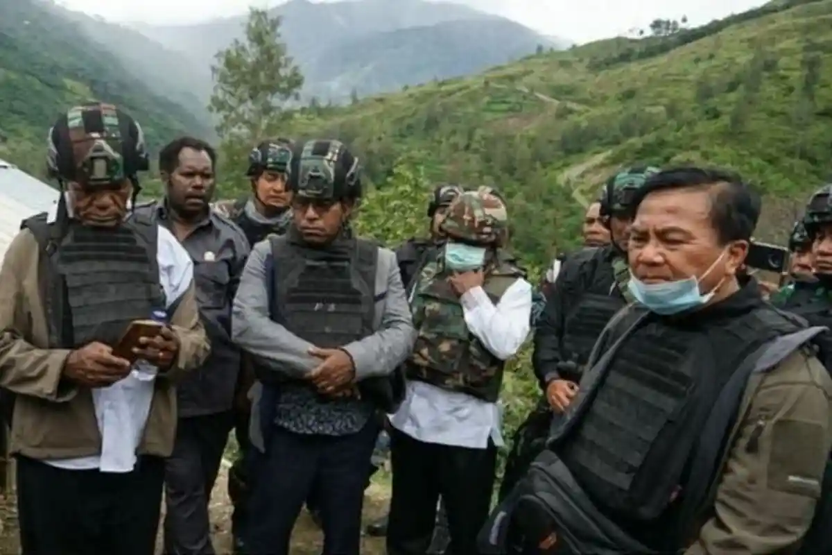 TNI-Polri Baku Tembak selama Lima Jam dengan KKB, Siaga Satu di Puncak
