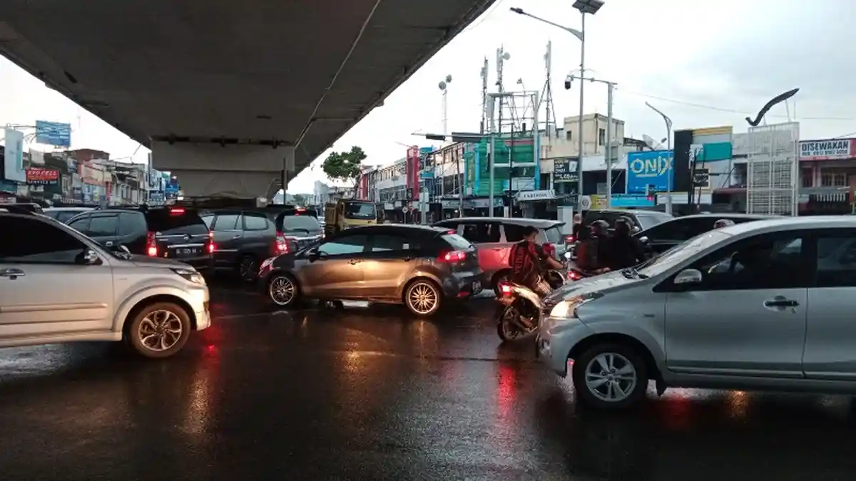 Traffic Light di Simpang Surabaya Sempat Padam, Pengguna Kendaraan Berebut Melintas Hingga Macet