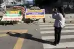 Karangan Bunga Terpasang di Dekat Gedung Bawaslu