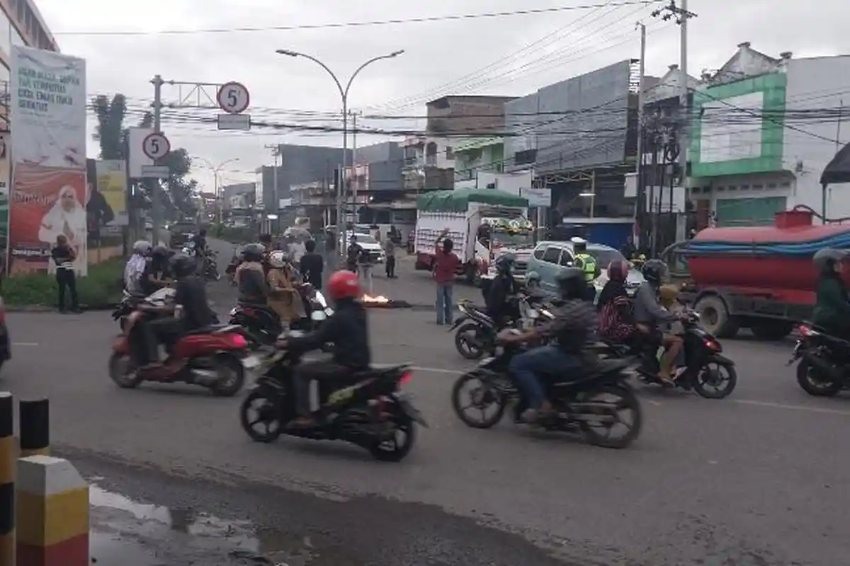 Akbar Idris Divonis 18 Bulan Penjara Gegara Polemik dengan Bupati,Kader HMI Tutup Jalan di Bulukumba