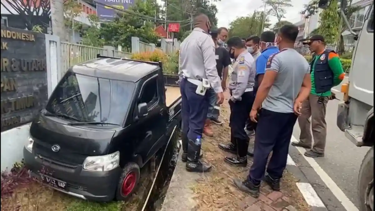 Diduga Lepas Kontrol, Mobil Berwarna Hitam Terperosok di Parit Depan Kantor Pajak