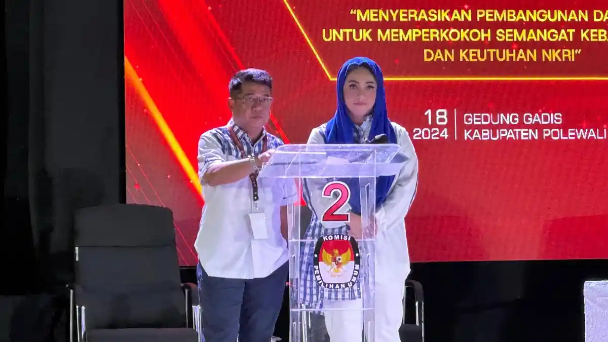 Bebas-Siti Curi Perhatian Debat Kedua Pilkada Polman dengan Nyanyian Lagu Mandar