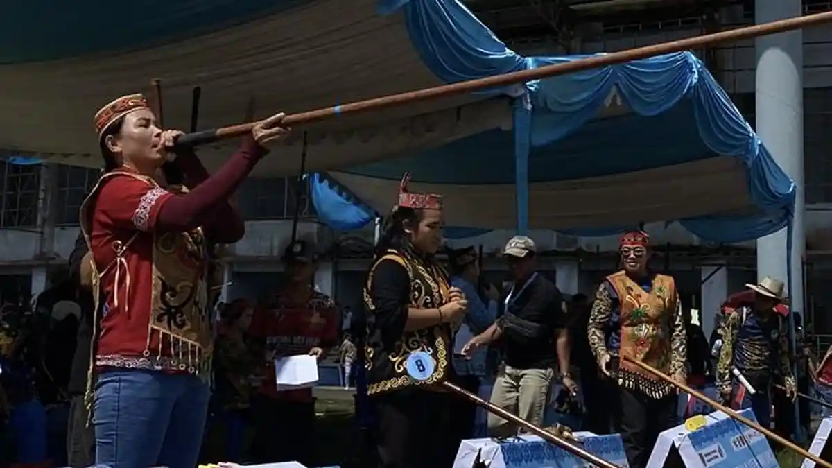 Damek Meluncur di Bawah Terik Matahari, Olahraga Tradisional Manyipet ...