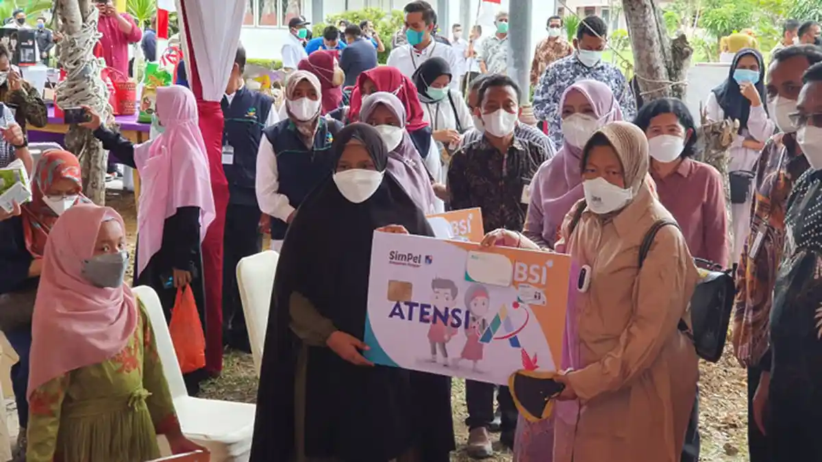 Risma Semangati Anak Yatim Saat Serahkan Bantuan di LRSAMPK Darussa’adah