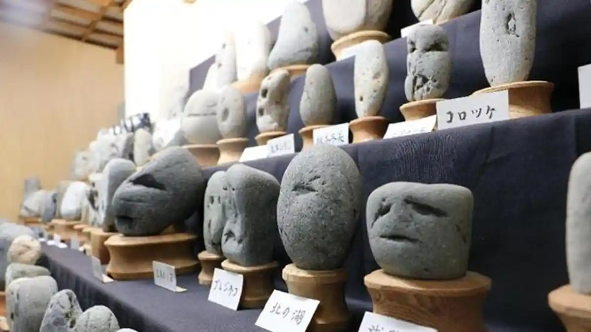 Keren! Di Jepang Ada Museum yang Mengumpulkan Batu-batu Menyerupai Wajah