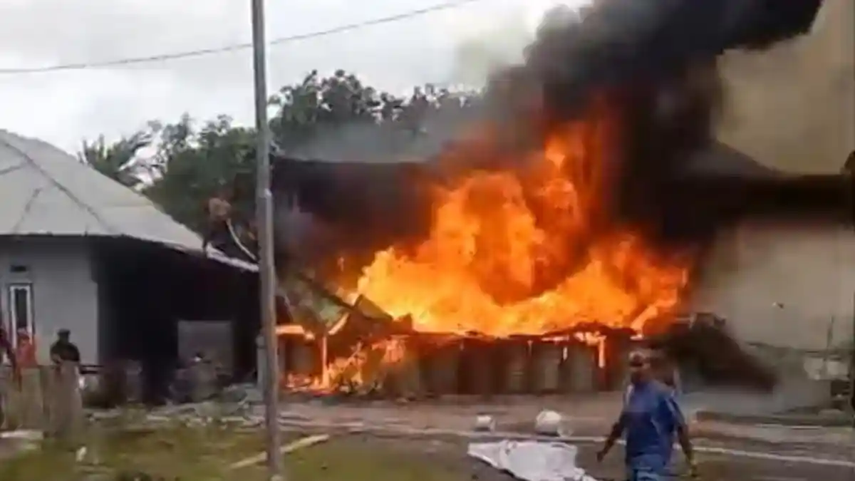 BREAKING NEWS: Pangkalan Minyak Tanah di Desa Rabutdaiyo Halmahera Selatan Terbakar