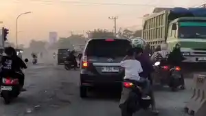 Jalan-garuda-sakti-pekanbaru-rusak-parah.jpg