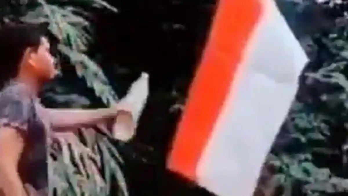 Viral Pemuda Membakar Bendera Merah Putih, Pelaku Diduga WNI yang Tinggal di Malaysia