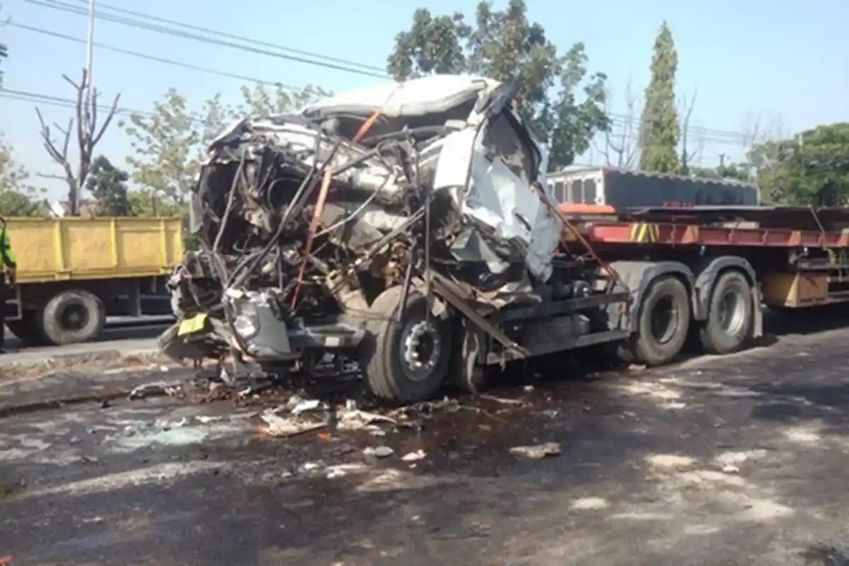 Kecelakaan Tadi Dini Hari, Truk Hancur Berantakan Usai Bertabrakan dengan Ekor Truk Trailer