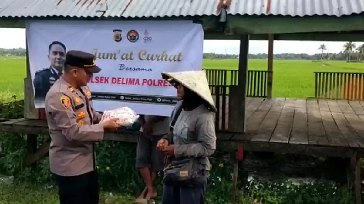 Jumat Curhat, Kapolsek Delima Sambangi Petani di Sawah