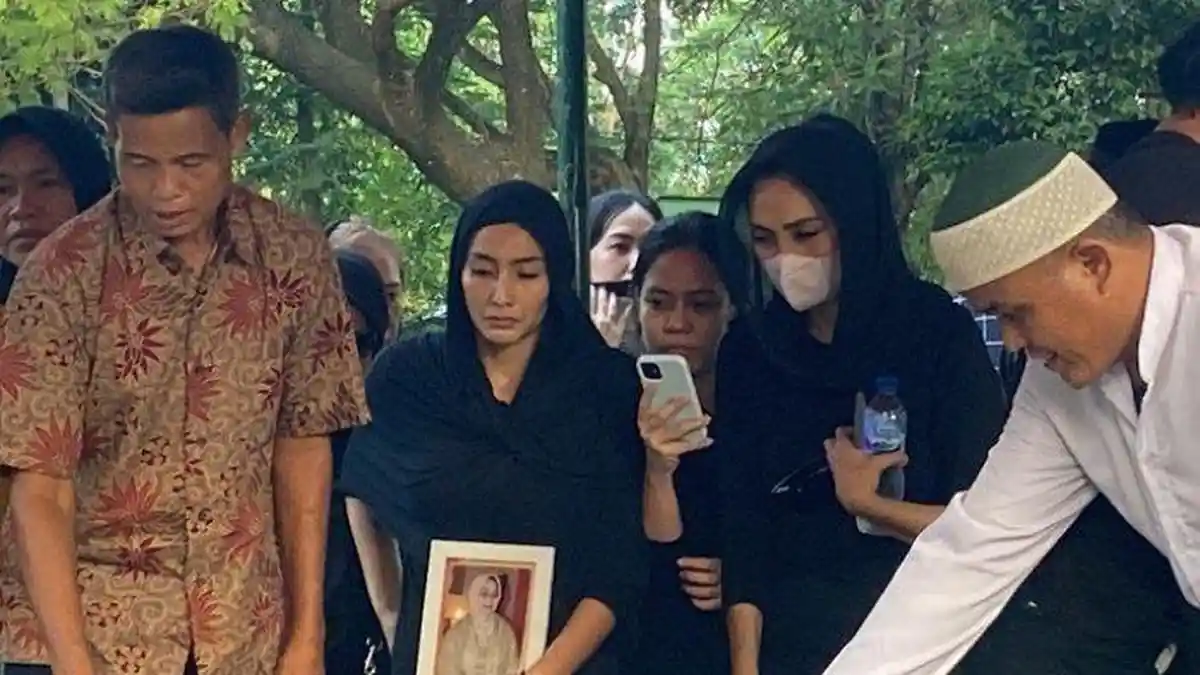 Ibunya Meninggal Dunia, Tyas Mirasih Menangis di Pemakaman