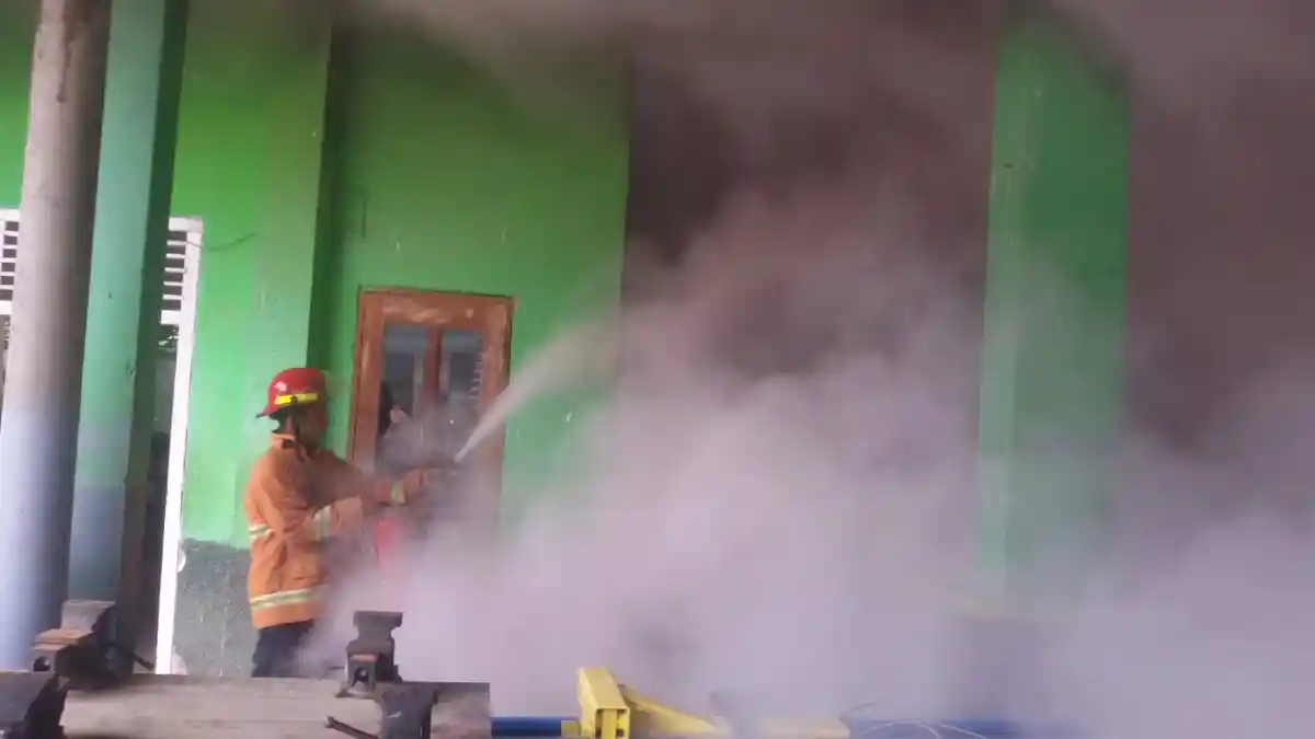 Kebakaran di SMK Yasmida Pringsewu Diduga Akibat Korsleting Genset