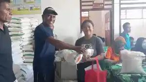 Penyerahan-beras-bagi-Oebelo.jpg