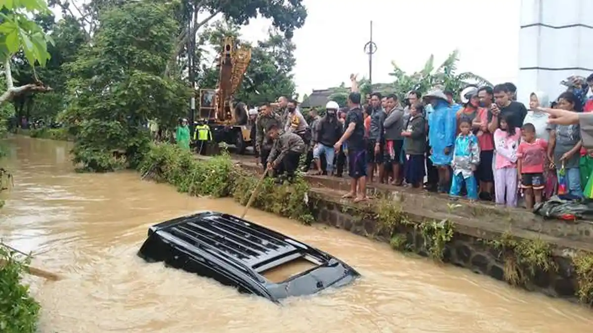 BREAKING NEWS: Hindari Genangan, Pajero Nyebur Sungai di Kroya Cilacap