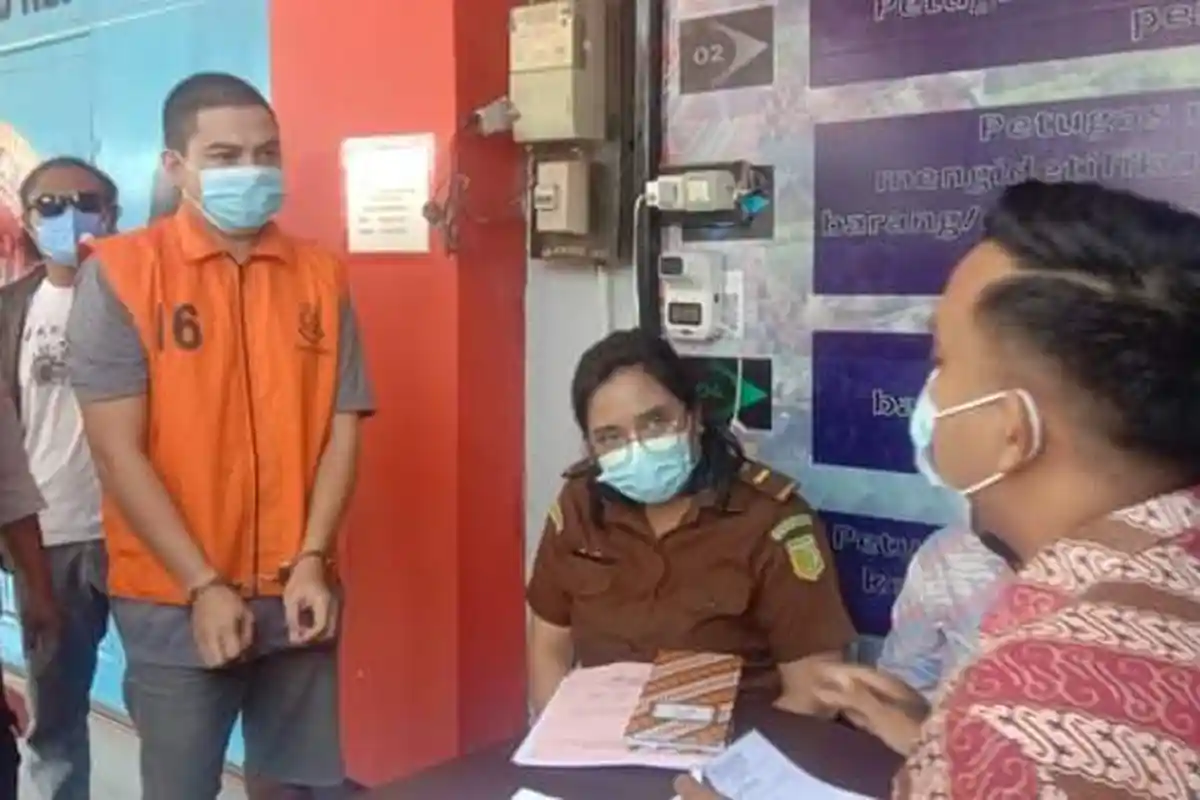 Randy Bajideh Bawa Pakaian Dua Tas Saat Pindah ke Rutan Kupang